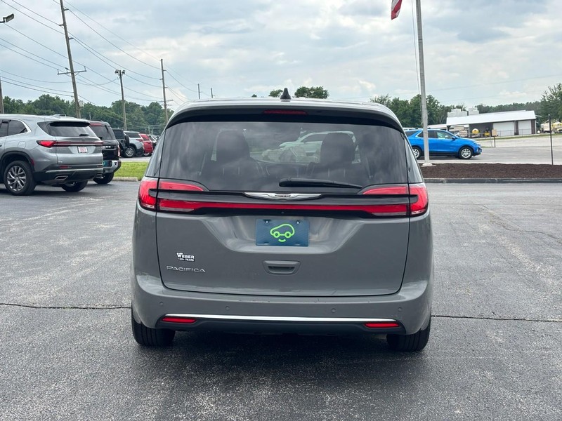 Chrysler Pacifica Vehicle Full-screen Gallery Image 4