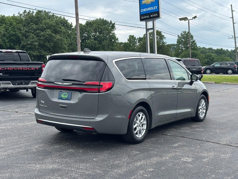 Chrysler Pacifica Vehicle Full-screen Gallery Image 5