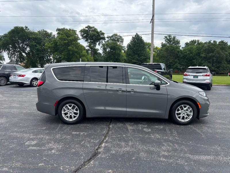 Chrysler Pacifica Vehicle Full-screen Gallery Image 6