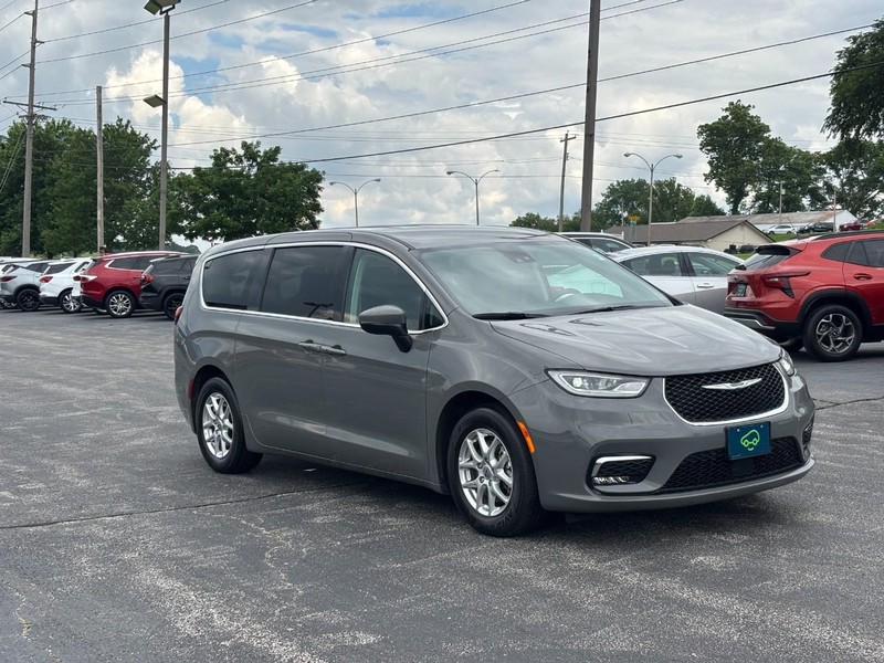 Chrysler Pacifica Vehicle Full-screen Gallery Image 7