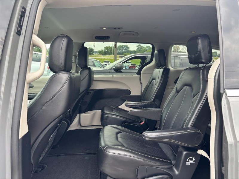 Chrysler Pacifica Vehicle Full-screen Gallery Image 10