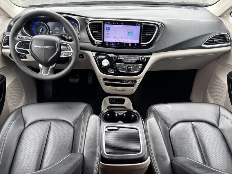 Chrysler Pacifica Vehicle Full-screen Gallery Image 11