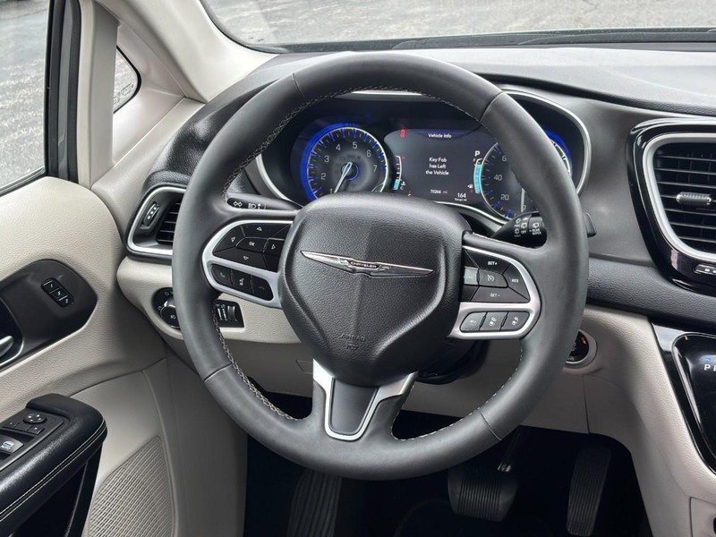 Chrysler Pacifica Vehicle Full-screen Gallery Image 12