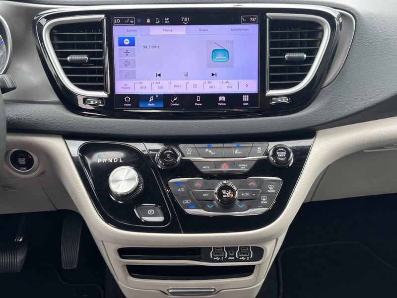 Chrysler Pacifica Vehicle Full-screen Gallery Image 13