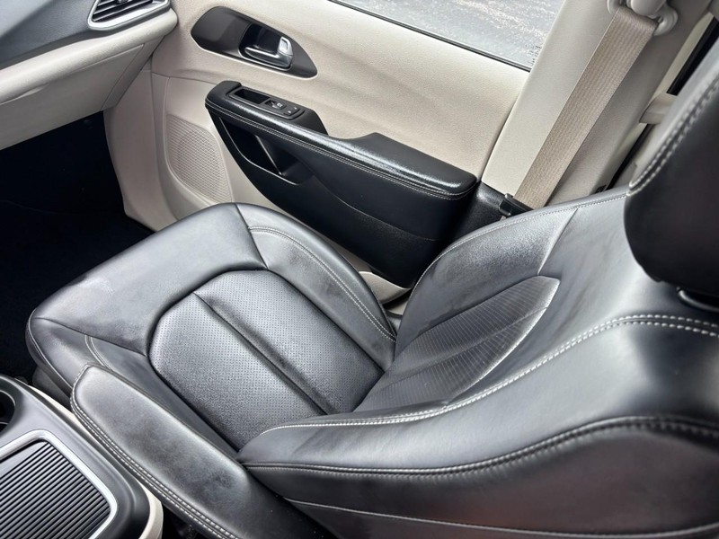 Chrysler Pacifica Vehicle Full-screen Gallery Image 14