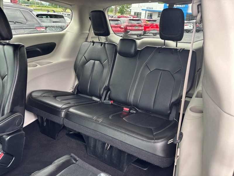Chrysler Pacifica Vehicle Full-screen Gallery Image 15