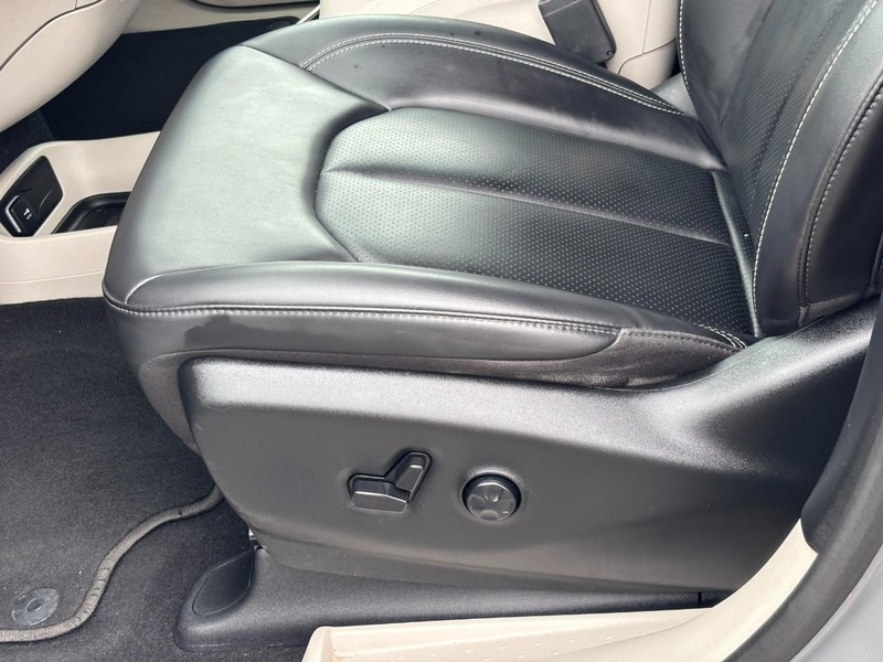 Chrysler Pacifica Vehicle Full-screen Gallery Image 16