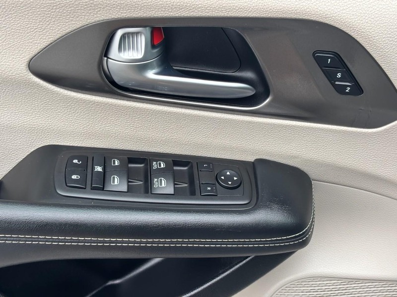 Chrysler Pacifica Vehicle Full-screen Gallery Image 17