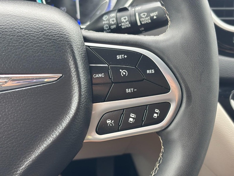 Chrysler Pacifica Vehicle Full-screen Gallery Image 19