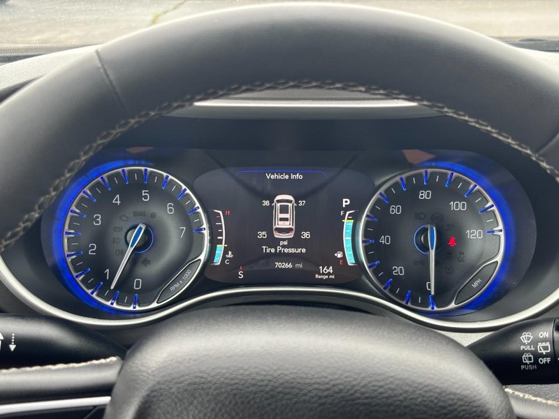 Chrysler Pacifica Vehicle Full-screen Gallery Image 20