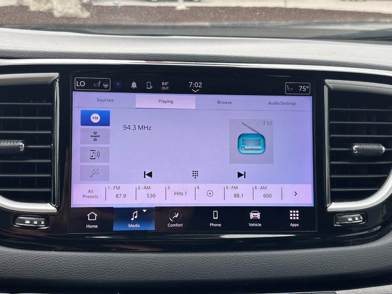 Chrysler Pacifica Vehicle Full-screen Gallery Image 21