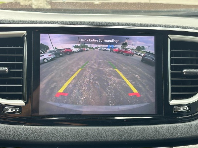 Chrysler Pacifica Vehicle Full-screen Gallery Image 22