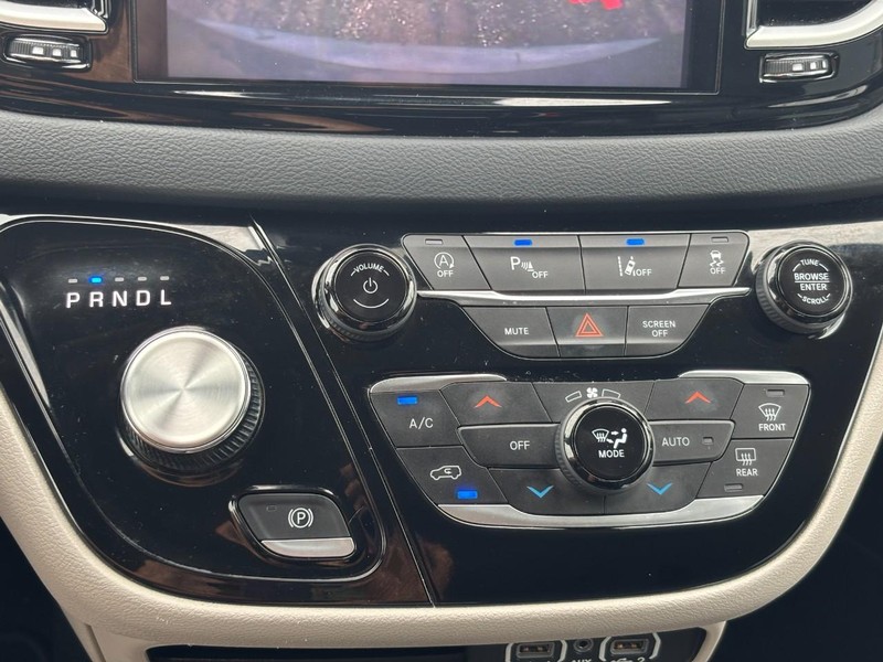 Chrysler Pacifica Vehicle Full-screen Gallery Image 23