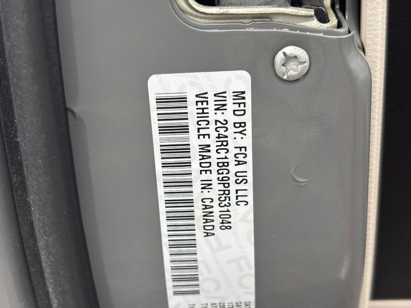 Chrysler Pacifica Vehicle Full-screen Gallery Image 24