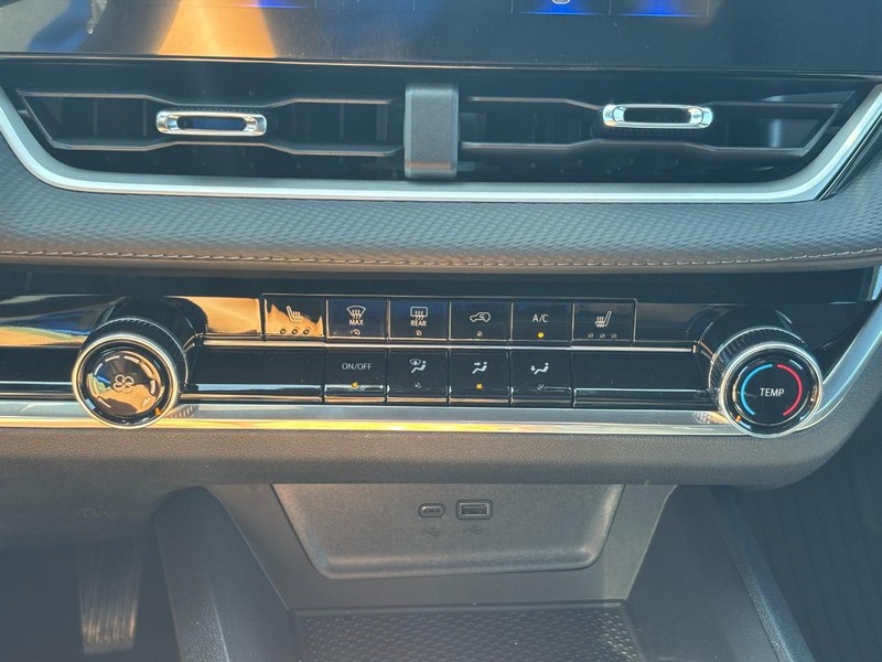 Chevrolet Equinox Vehicle Full-screen Gallery Image 17