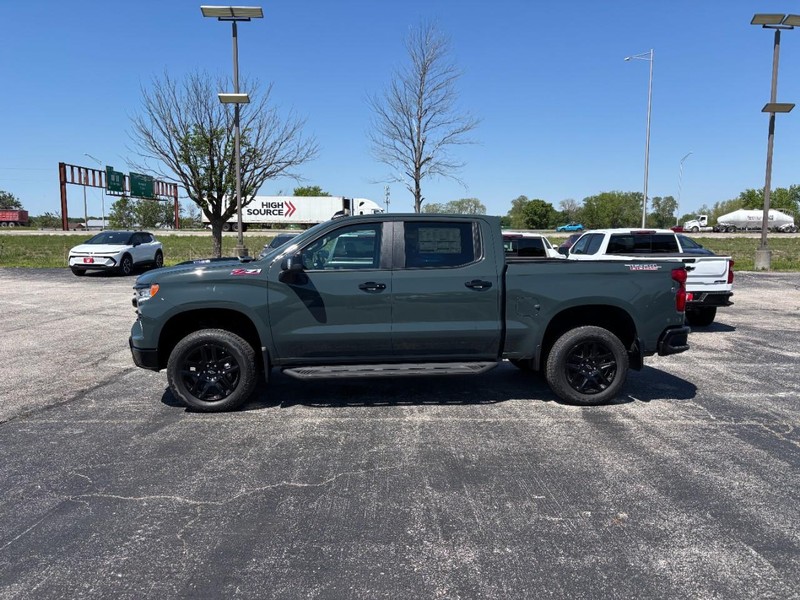 Chevrolet Silverado 1500 Vehicle Full-screen Gallery Image 2