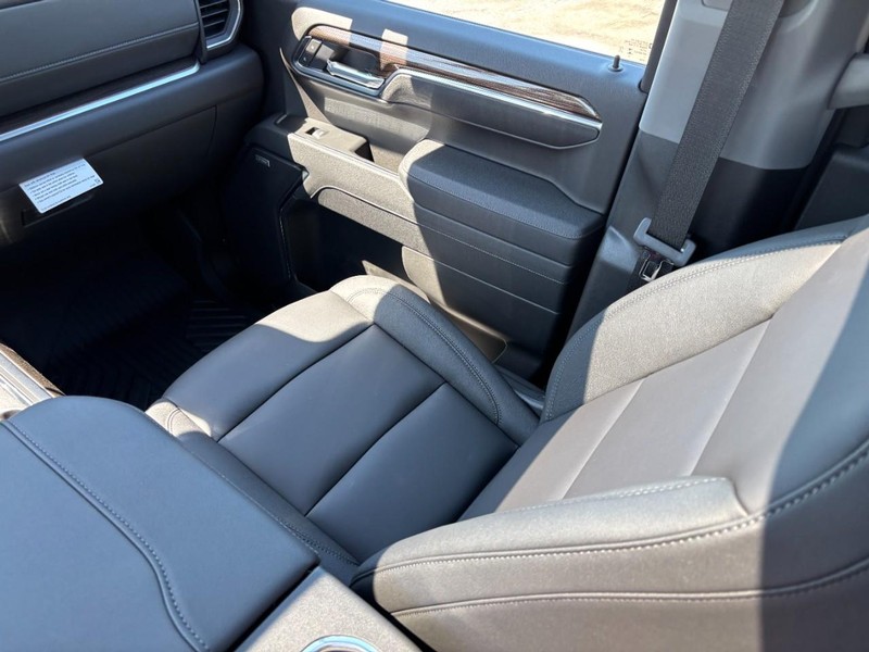 Chevrolet Silverado 1500 Vehicle Full-screen Gallery Image 9