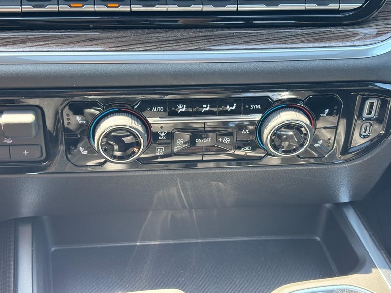 Chevrolet Silverado 1500 Vehicle Full-screen Gallery Image 18