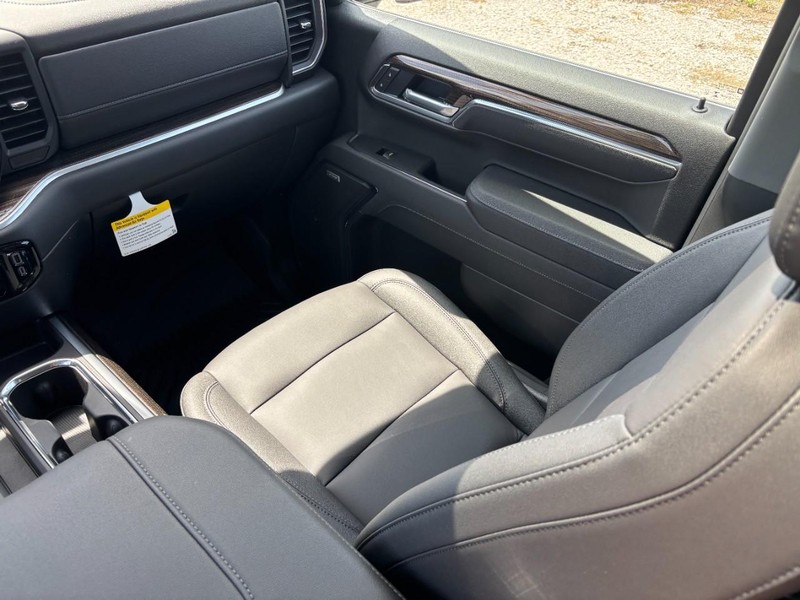 Chevrolet Silverado 1500 Vehicle Full-screen Gallery Image 9