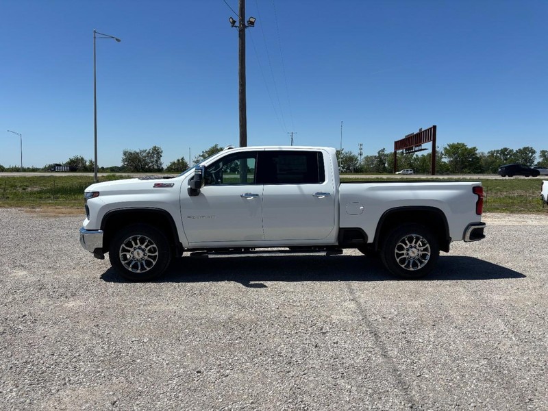 Chevrolet Silverado 2500HD Vehicle Full-screen Gallery Image 2