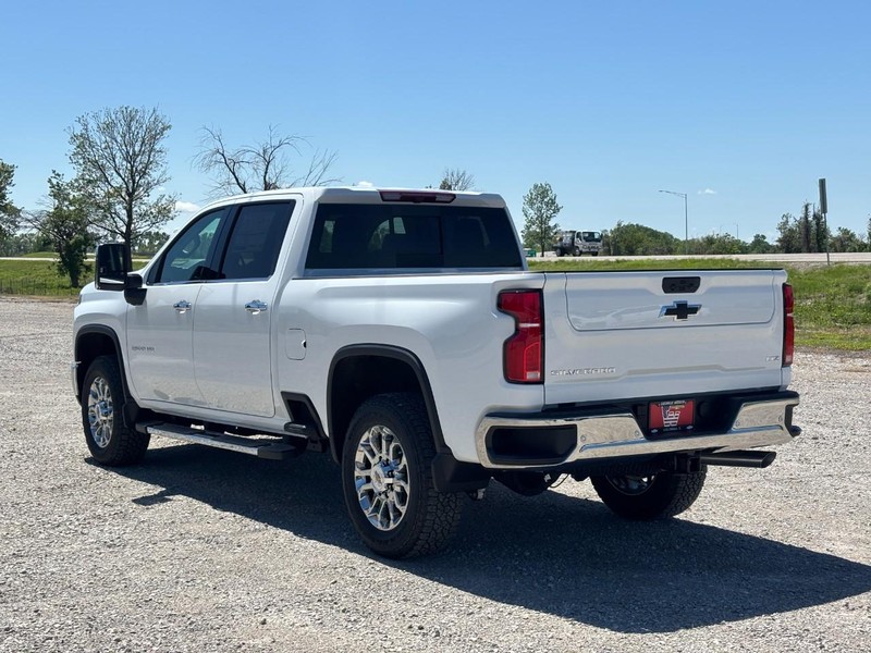 Chevrolet Silverado 2500HD Vehicle Full-screen Gallery Image 3