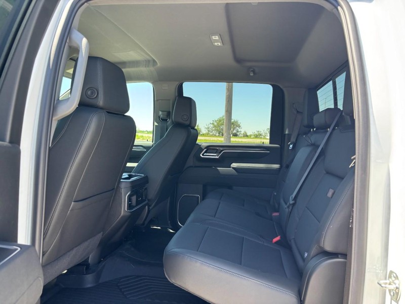 Chevrolet Silverado 2500HD Vehicle Full-screen Gallery Image 5