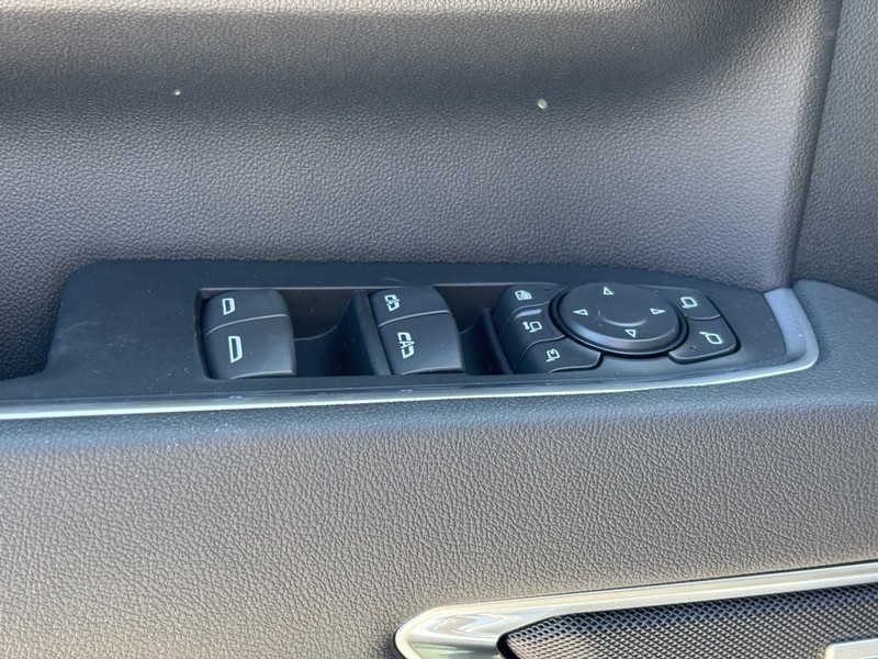 Chevrolet Silverado 2500HD Vehicle Full-screen Gallery Image 11