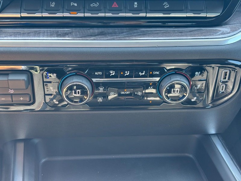 Chevrolet Silverado 2500HD Vehicle Full-screen Gallery Image 17