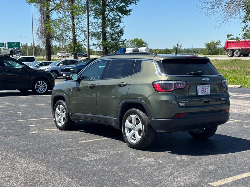 Jeep Compass Vehicle Full-screen Gallery Image 03