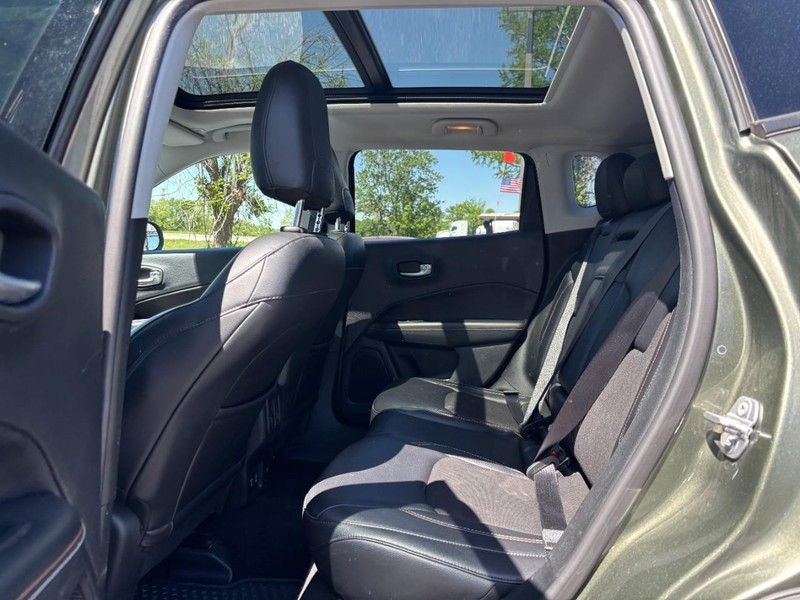 Jeep Compass Vehicle Full-screen Gallery Image 10