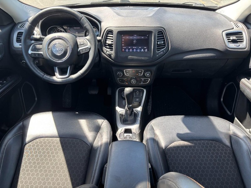 Jeep Compass Vehicle Full-screen Gallery Image 11