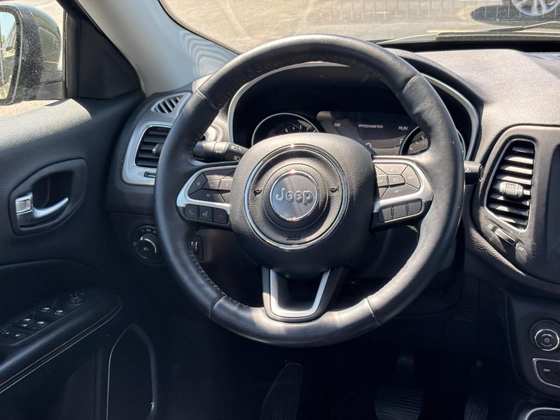 Jeep Compass Vehicle Full-screen Gallery Image 12