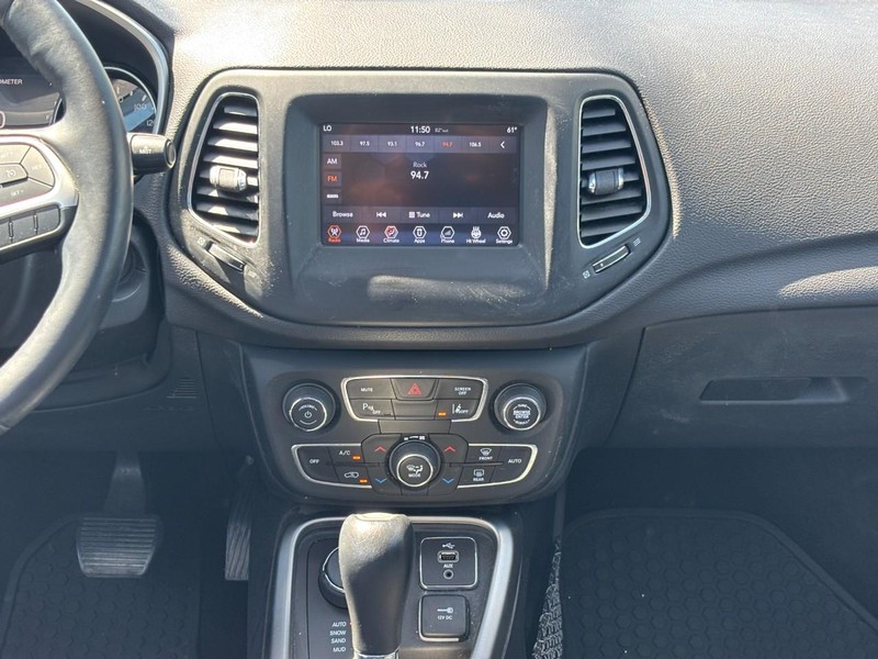 Jeep Compass Vehicle Full-screen Gallery Image 13