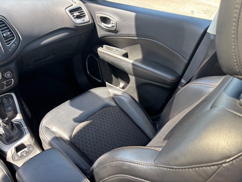 Jeep Compass Vehicle Full-screen Gallery Image 14