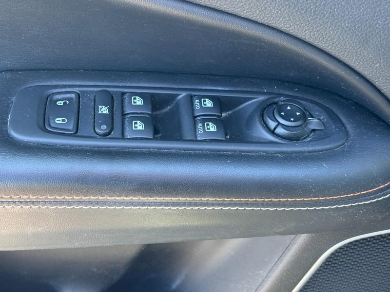 Jeep Compass Vehicle Full-screen Gallery Image 16