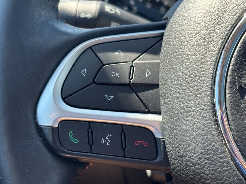 Jeep Compass Vehicle Full-screen Gallery Image 17