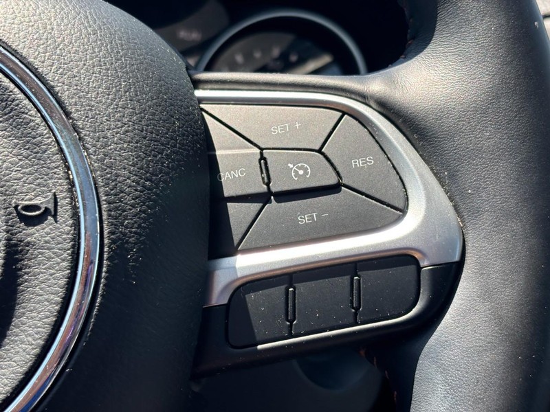 Jeep Compass Vehicle Full-screen Gallery Image 18