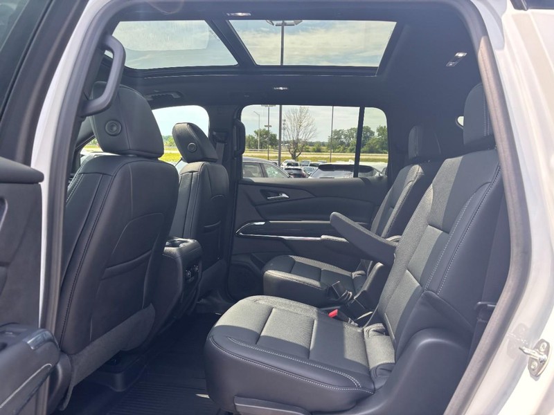Chevrolet Traverse Vehicle Full-screen Gallery Image 11