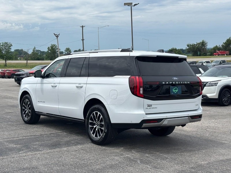 Ford Expedition Max Vehicle Full-screen Gallery Image 3