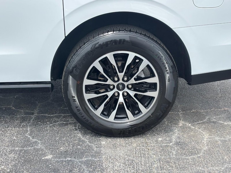 Ford Expedition Max Vehicle Full-screen Gallery Image 9