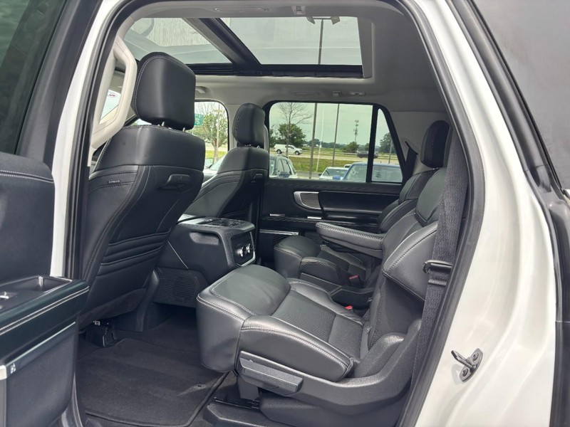 Ford Expedition Max Vehicle Full-screen Gallery Image 11