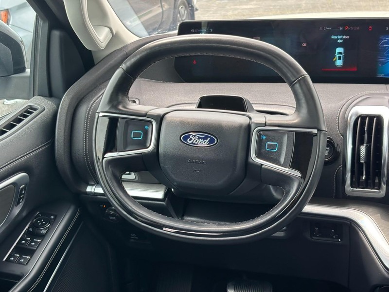 Ford Expedition Max Vehicle Full-screen Gallery Image 13