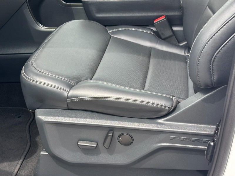 Ford Expedition Max Vehicle Full-screen Gallery Image 16