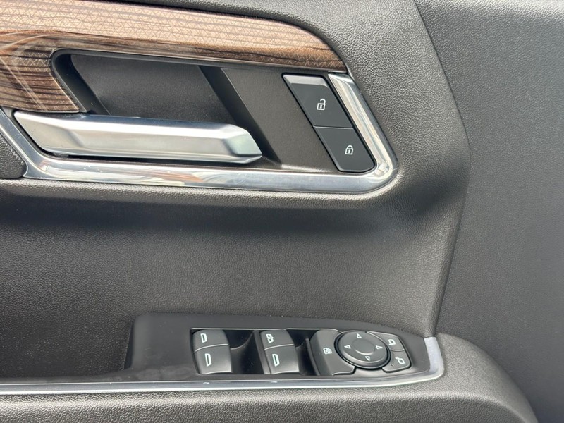 Chevrolet Silverado 1500 Vehicle Full-screen Gallery Image 16