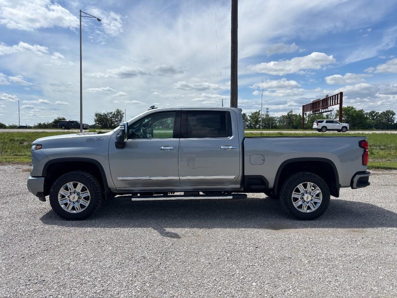 Chevrolet Silverado 2500HD Vehicle Full-screen Gallery Image 2