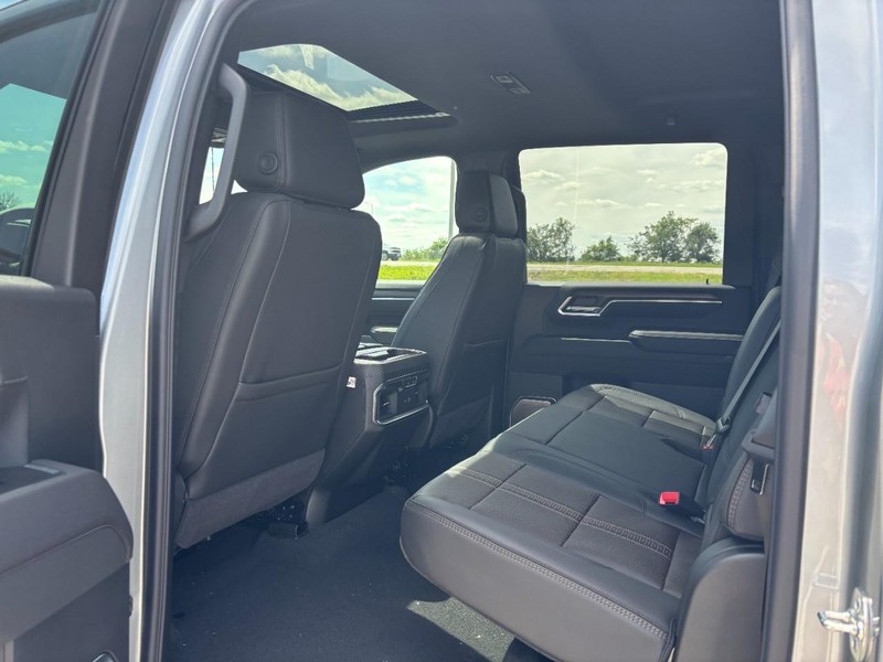 Chevrolet Silverado 2500HD Vehicle Full-screen Gallery Image 5