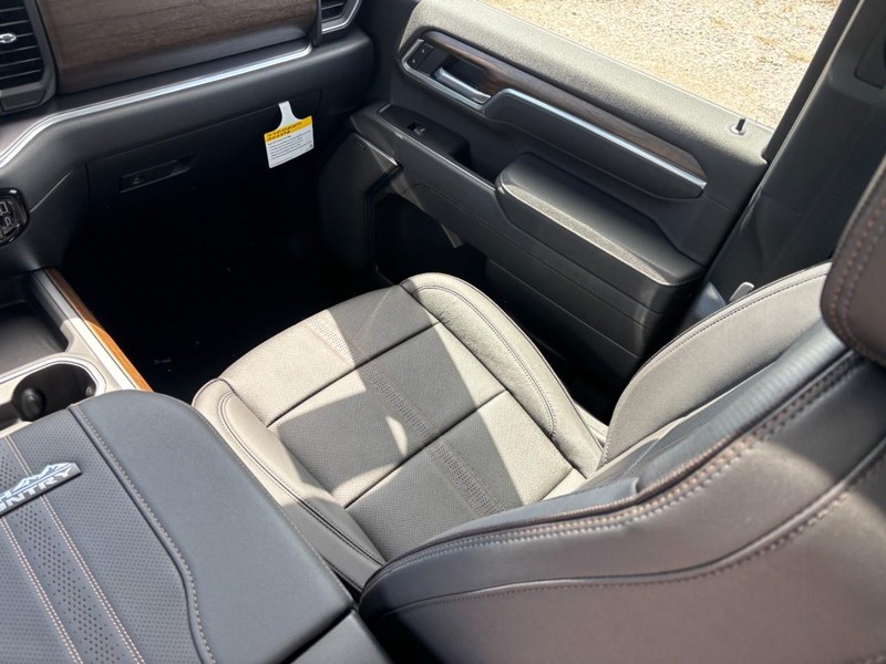 Chevrolet Silverado 2500HD Vehicle Full-screen Gallery Image 9