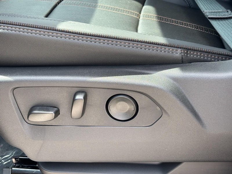 Chevrolet Silverado 2500HD Vehicle Full-screen Gallery Image 10