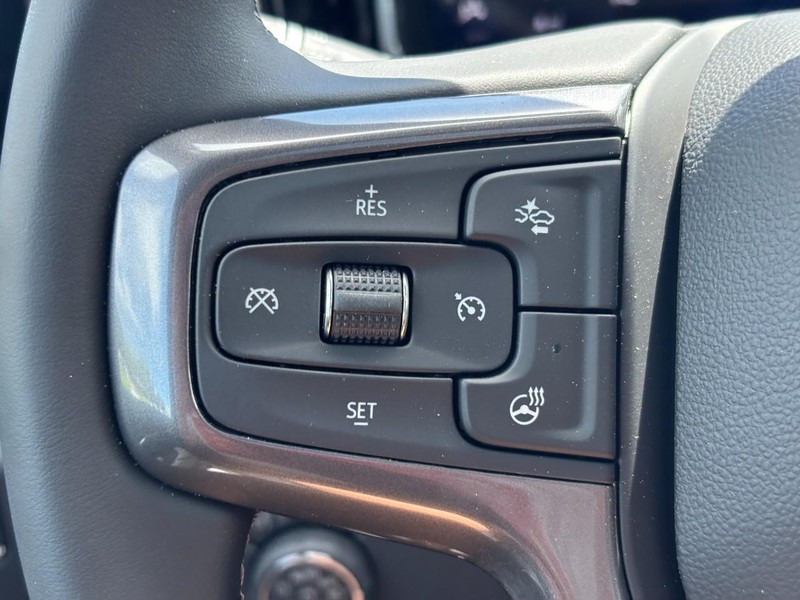 Chevrolet Silverado 2500HD Vehicle Full-screen Gallery Image 12