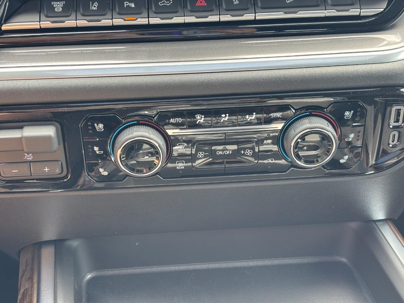Chevrolet Silverado 2500HD Vehicle Full-screen Gallery Image 17